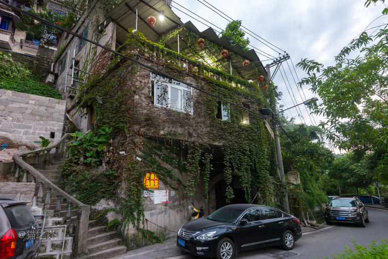 山城重庆，轻轨出行，玩转8D网红城市