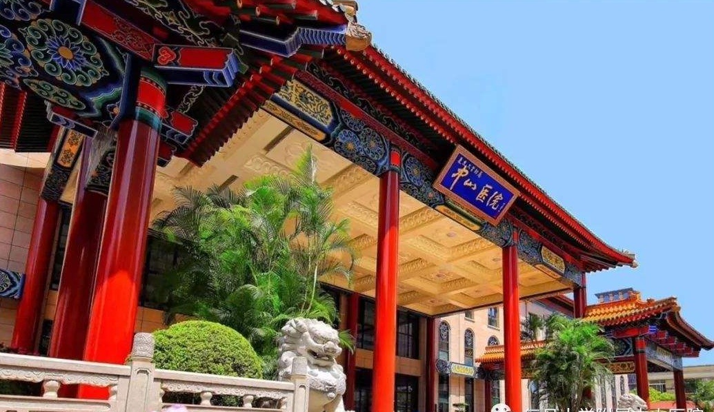 复旦大学最出名的两位女博士，一人千夫所指，另一人却被万人追捧