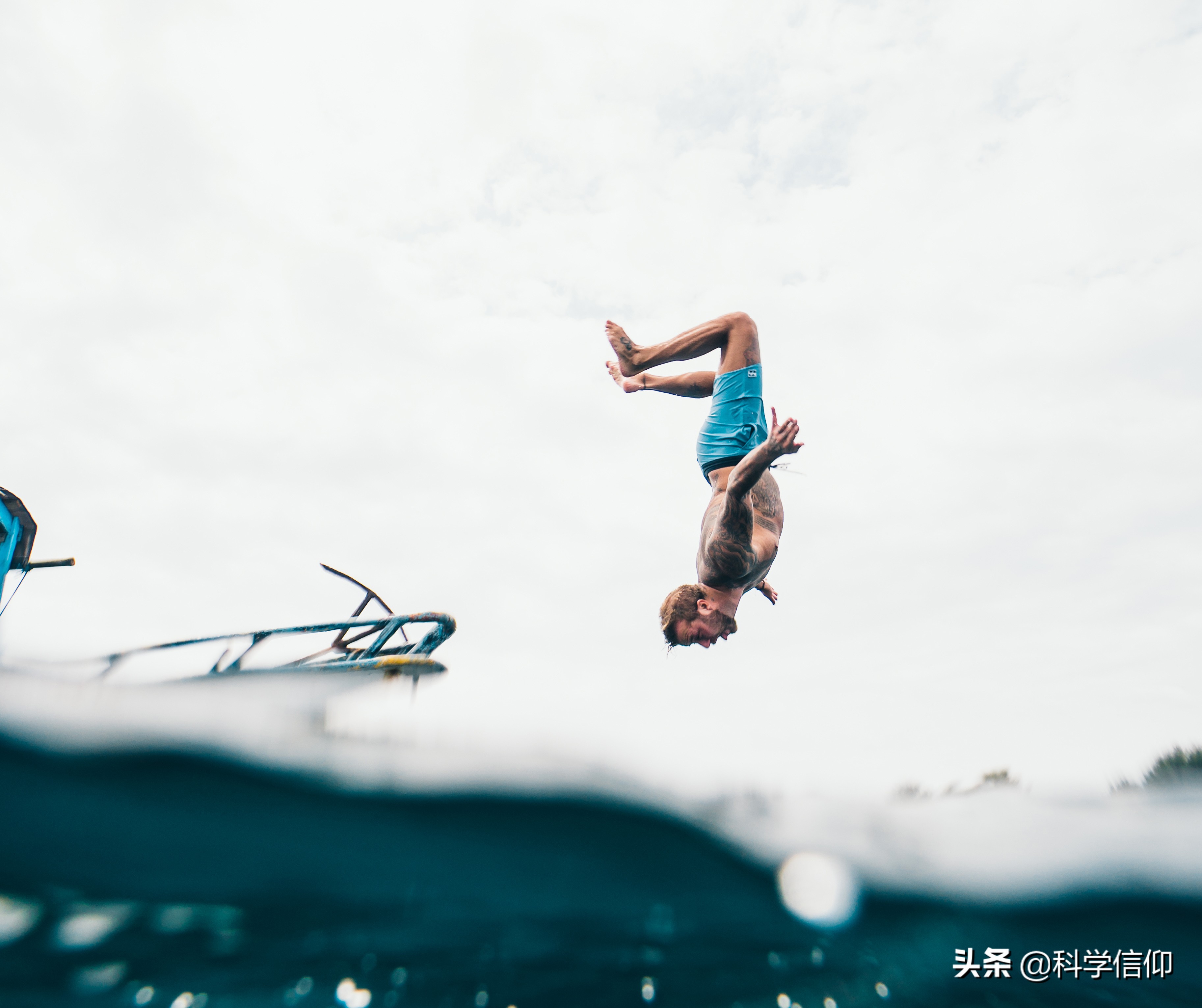 高空跳水高空跳水为什么会死人(从高空坠落，落在什么地方才能幸免，是什么决定着生死？)