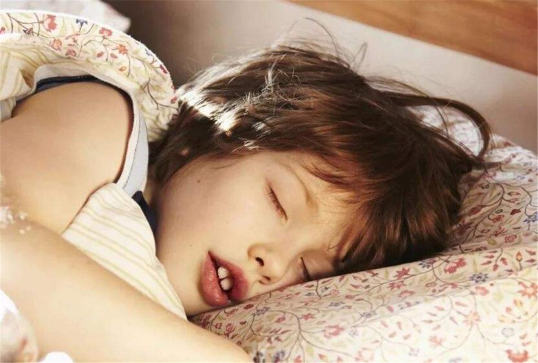 儿子脸型像“大猩猩”，妈妈调侃“长残了”，朋友提醒才知不对劲