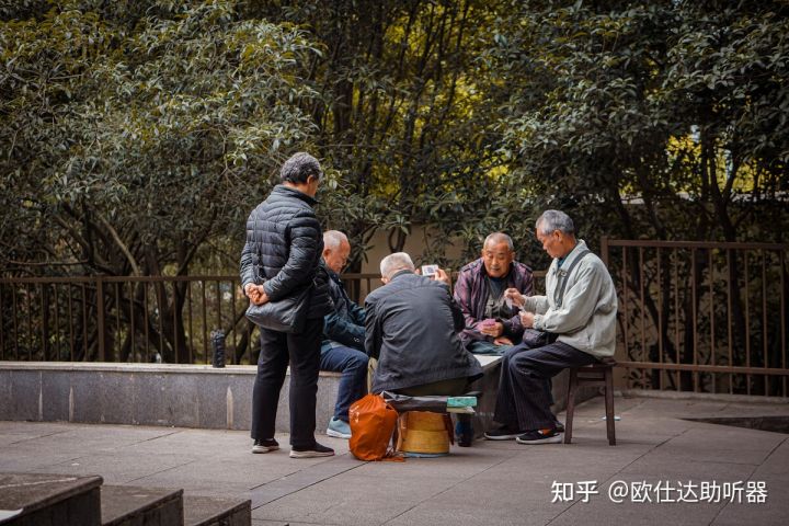 助听器去医院配好一些还是外面专门配助听器的地方好？