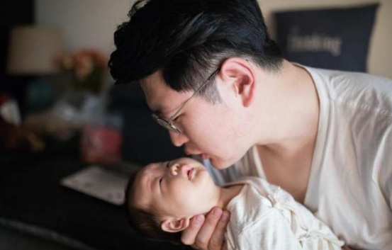 地铁上，男童躺地上一动不动，看到孩子的手，乘客立刻报了警