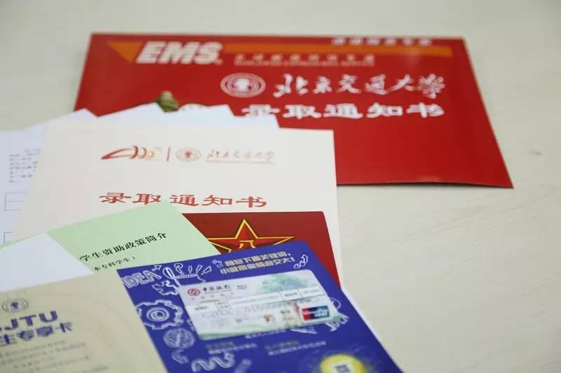 大学为何要发银行卡？这一点和普通银行卡不一样，毕业要注销吗？