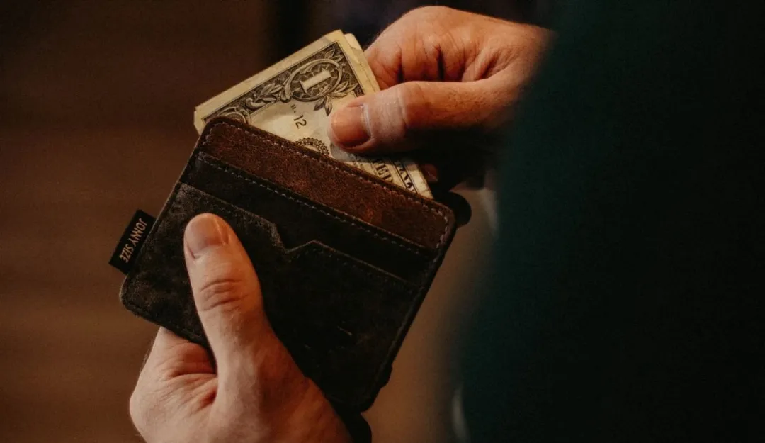 我老公，年薪50万+的程序员，一双袜子穿了10年，T恤穿到破洞