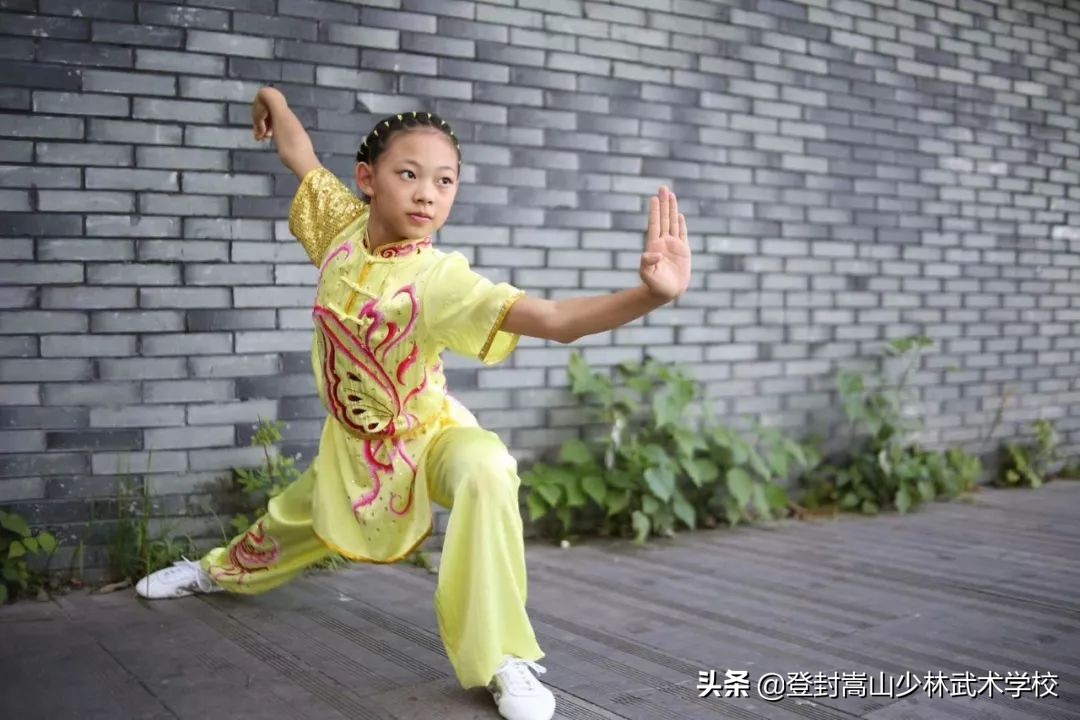 小孩子学散打几岁合适(不要耽误了：武术学校学习有年龄限制吗？几岁去习武效果最好？)