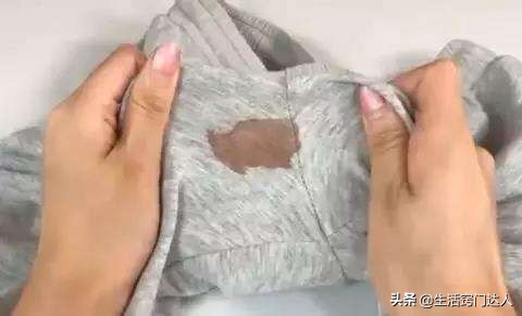 衣物上沾上血渍不易清洗，教你一招，血渍轻松溶解下来，教给家人