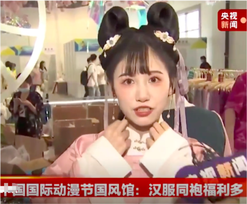 央视镜头曝光千万粉网红真容，瞪眼咧嘴显狰狞，离开滤镜判若两人