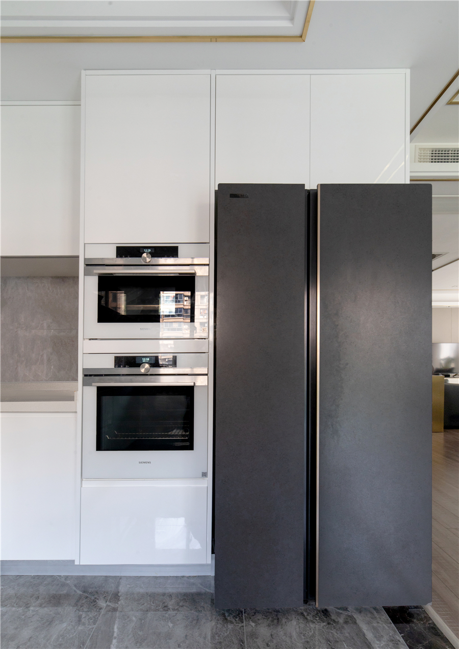 200㎡现代风设计，开放式厨房+餐厅+吧台，轻松自然的生活