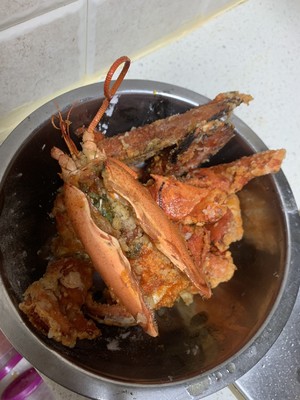 广东姜葱炒龙虾的做法（手把手教你如何烹饪炒姜葱龙虾）