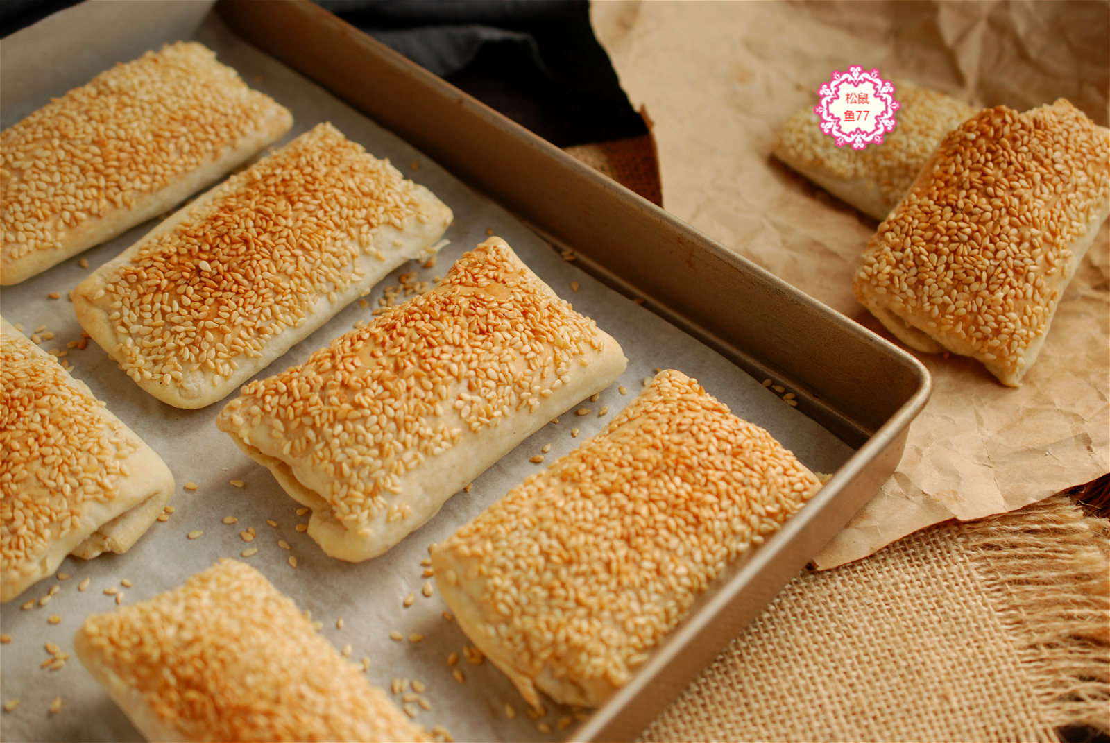 薄薄的皮儿脆脆的壳儿,一捏就碎一碰就掉渣,这个烧饼真香