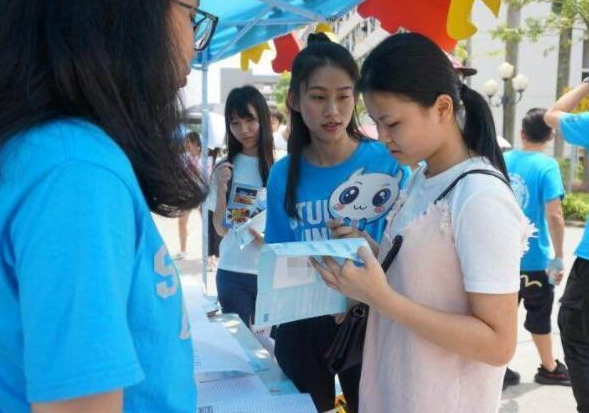 新学期开学后，武汉各大院校现天价学费，学生表示：快上不起学了