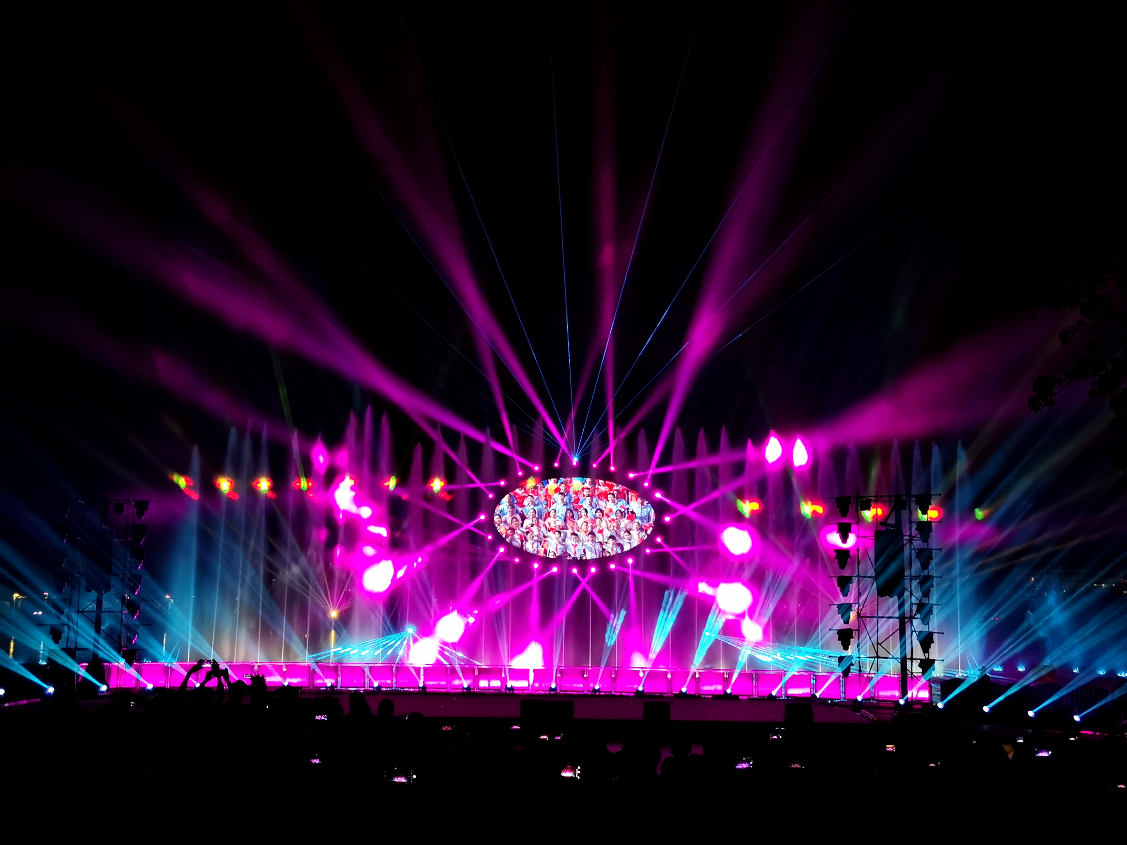 今晚东莞东城这里燃爆了！惊艳光影水舞秀 让群众大饱眼福