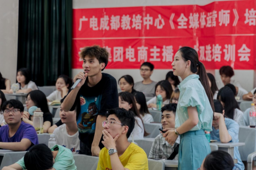 复旦大学教授收入曝光，工资“发一半扣一半”，实发钱数还没破万