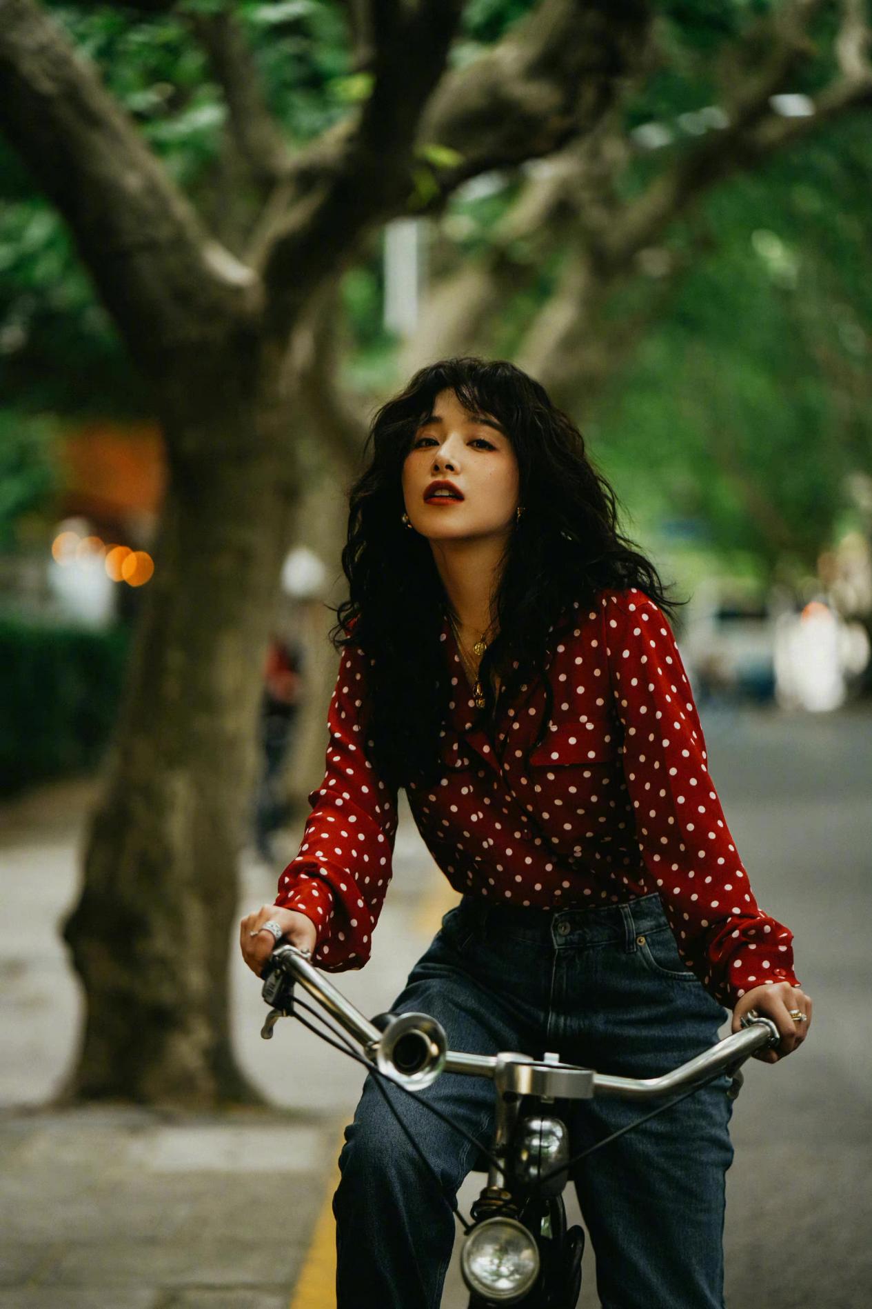 阚清子港风造型真酷,波点衬衫配卷发时髦复古,妈妈辈的审美绝了