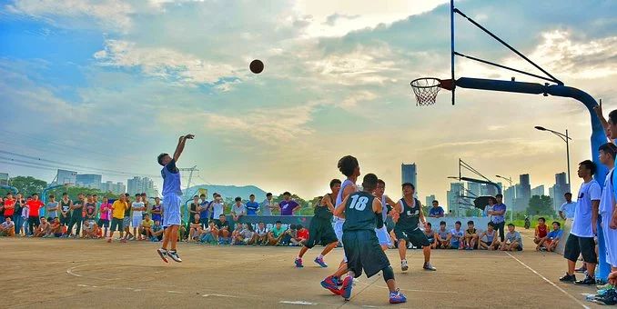 为什么nba球鞋硬(WEN科普｜球员版和市售版为什么不同？差在哪里了？)