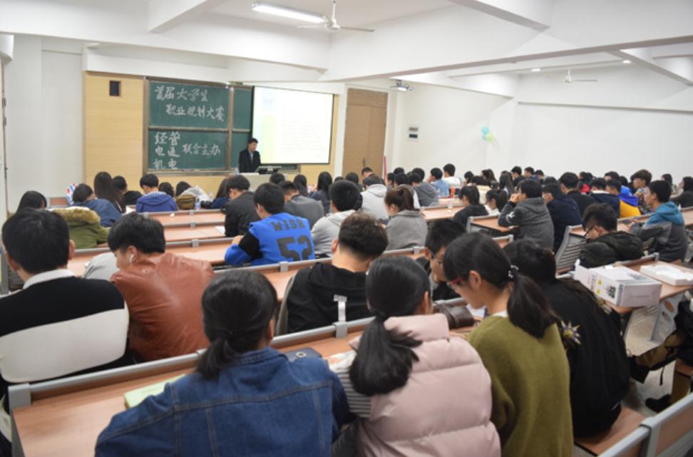 大学里哪些“班干部”比较吃香？班长不是最佳选择，聪明人这样选