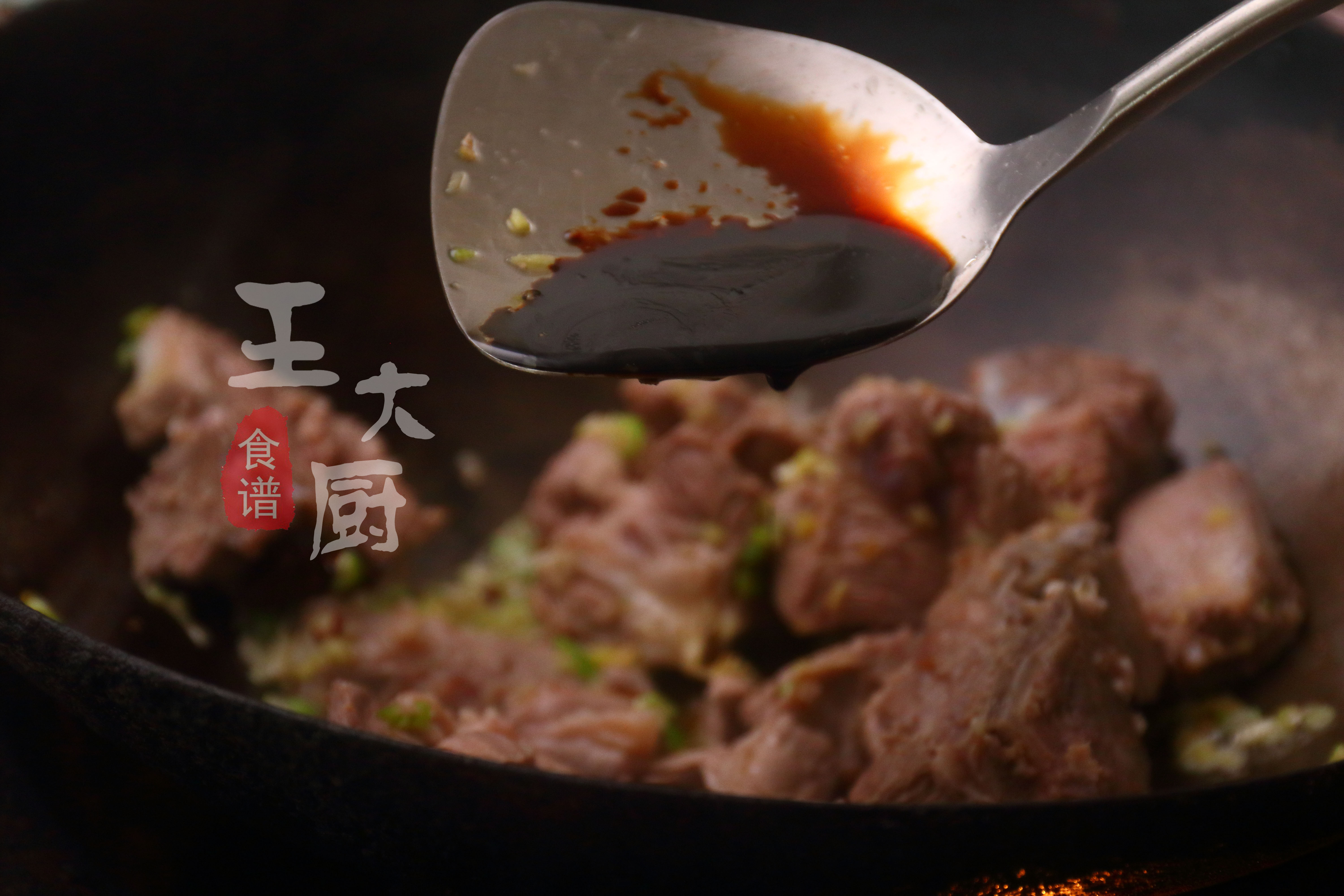 酸菜炖大骨头的做法（11步做出酸菜炖大骨酸香可口）