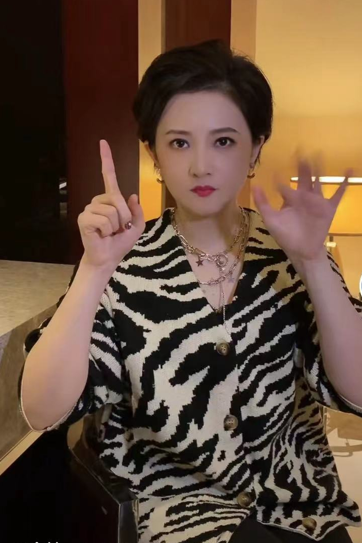 金铭的脸怎么了?下巴处凹陷现奇怪小坑,北大毕业后40岁仍单身