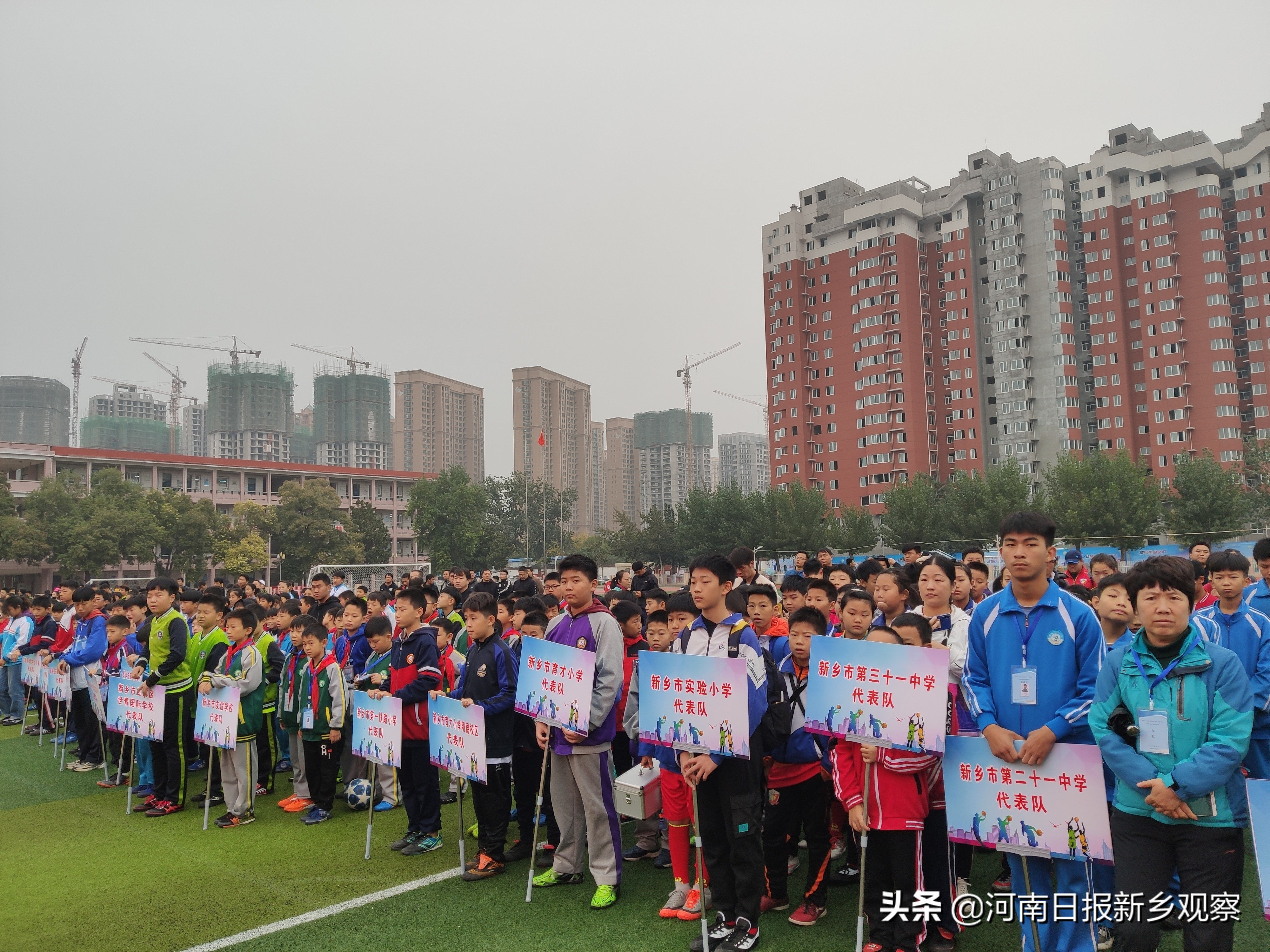 新乡市足球(校校都有足球场 班班都有足球队，新乡市青少年校园足球按下“快进键”)