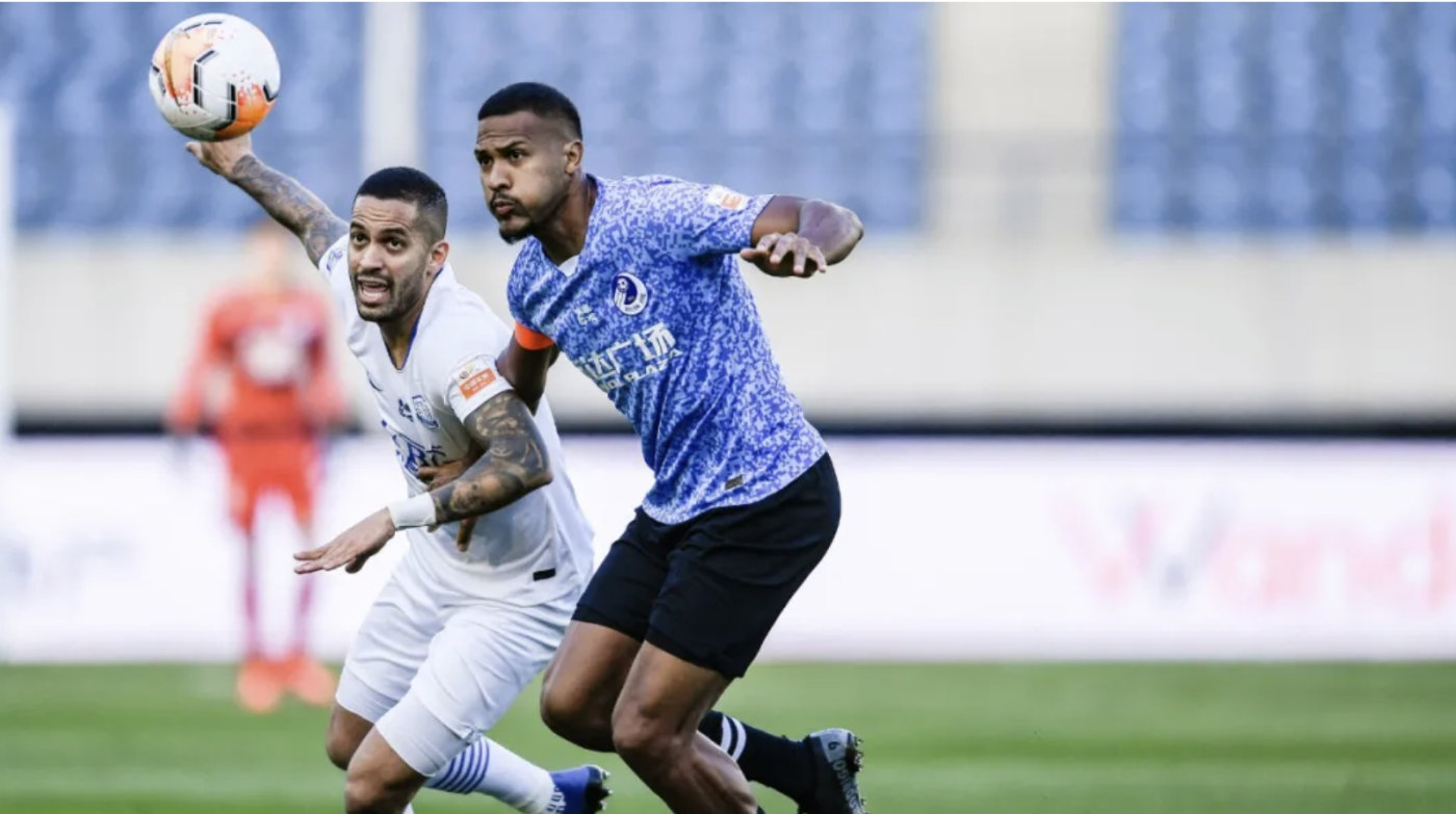 前锋之间还需加强配合（坚信龙东会想通，贝尼特斯鼓励大连人：“有压力更要有勇气”）