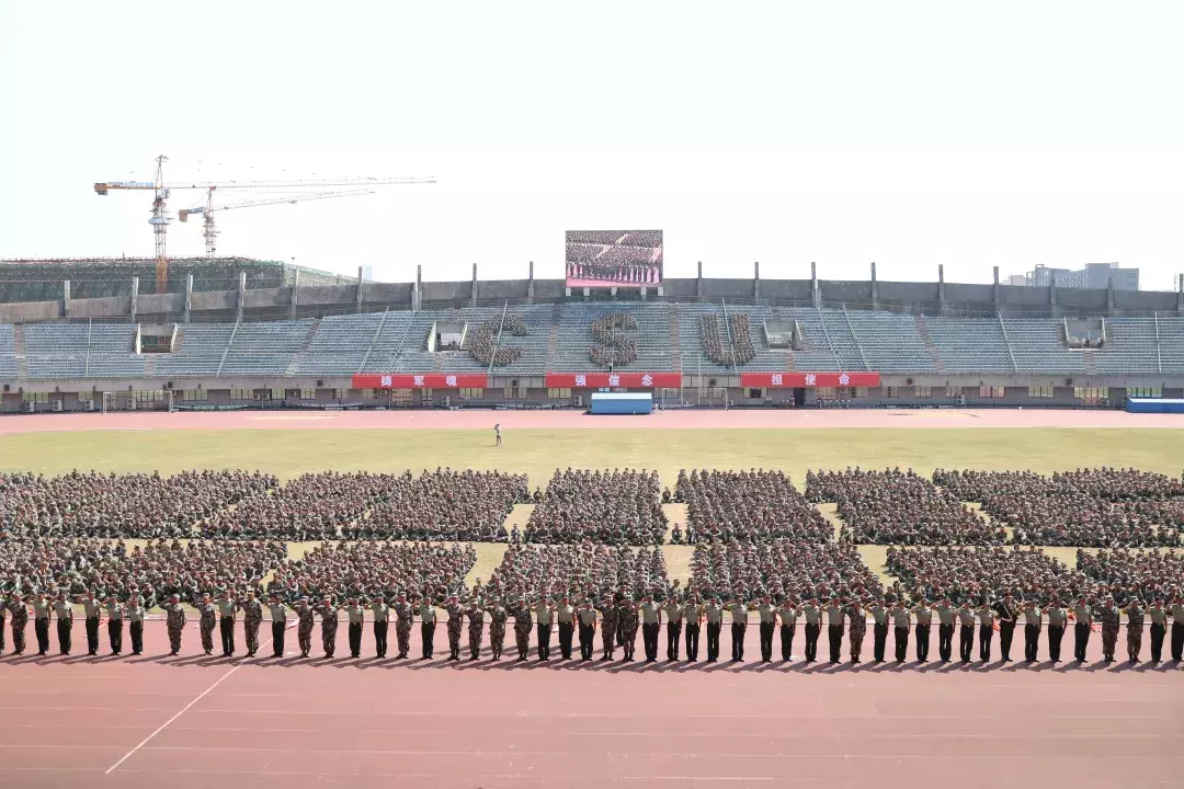 2019级中南大学本科新生完成军训，雄姿英发展风采！