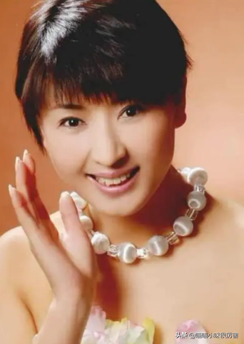 林傲雪之前一直在乡下外婆家,婚后,阎学晶提出带她回去.