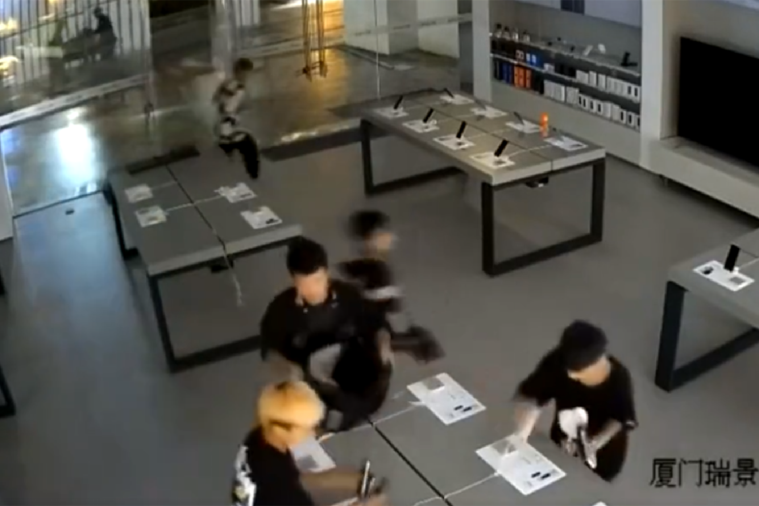 6名少年洗劫小米专卖店，曾多次作案，未成年犯罪为何有恃无恐