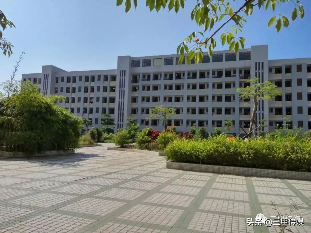 甲子中学新校区现甲子中学附属实验中学甲子中学大门(老校长李乙衡题)