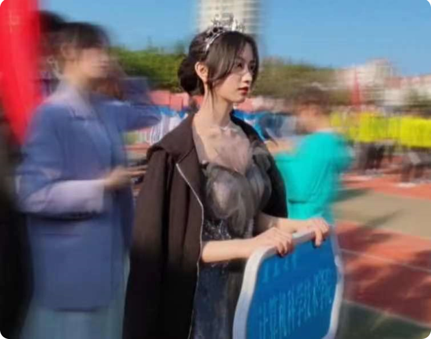 青岛大学“举牌女神”，气质和司藤有点像，网友觉得是服装出彩