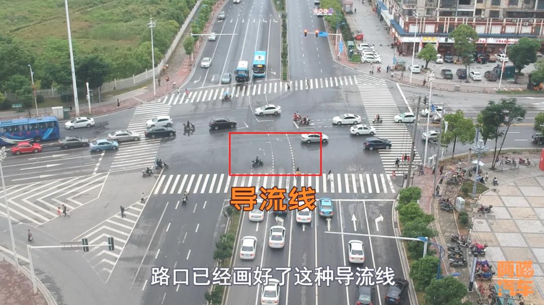 两车同时转弯相撞，谁的责任更大一些？记住这个车道多半是全责