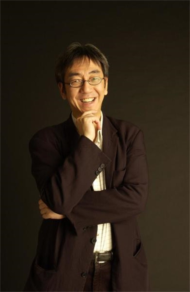 3年前金庸逝世，书迷自发赶到医院，次子捧遗像送父亲最后一程