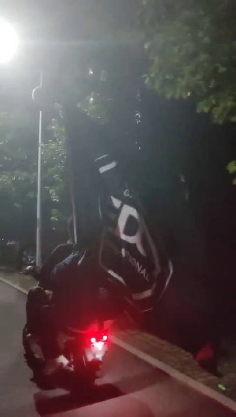 全国高校炸了！深夜裸奔，倒立洗头，剃光头，孩子们为何这么疯狂