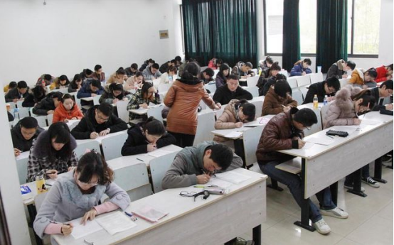 2021年“铁饭碗”排名，公务员跌出前五，榜首年薪10万起步