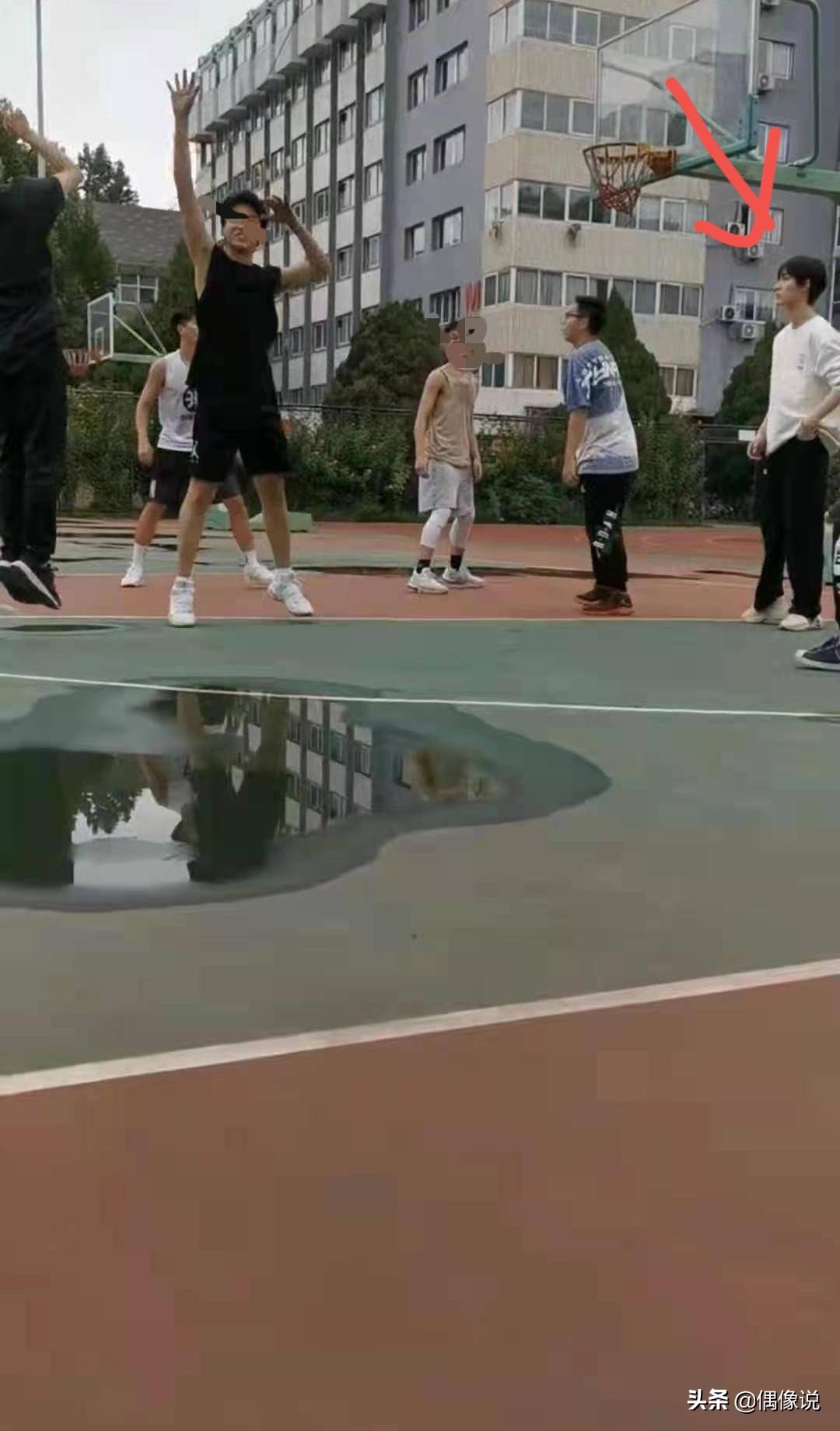帅气小哥哥打篮球照片16岁(丁程鑫开学第一天和北电同学打篮球，单手插兜很酷，毫无社交恐惧)