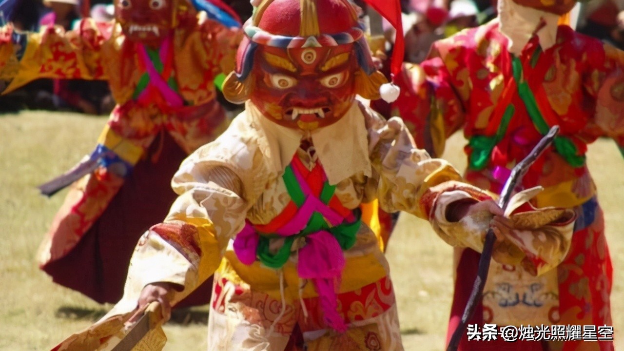 第8~17自然段,从唐东杰布的传说写到他的面具,引出对藏戏面具特点的