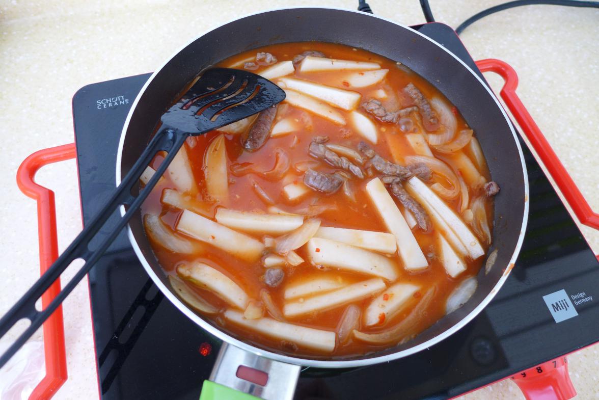 简单易做的韩式辣炒年糕，味道十足，好吃到舔盘子