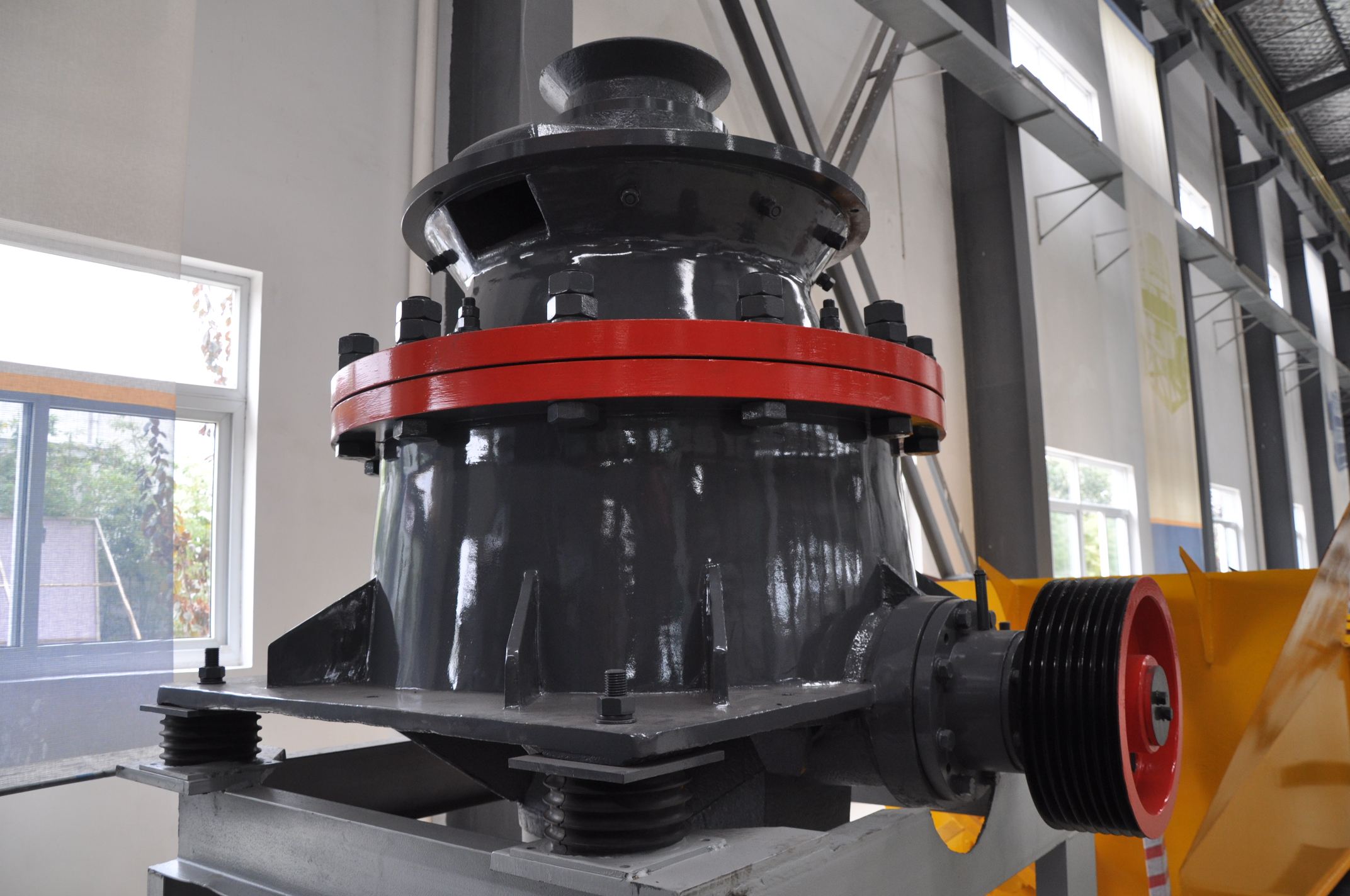 圆锥式破碎机,复合式圆锥破碎机和单缸液压破碎机一定要分清