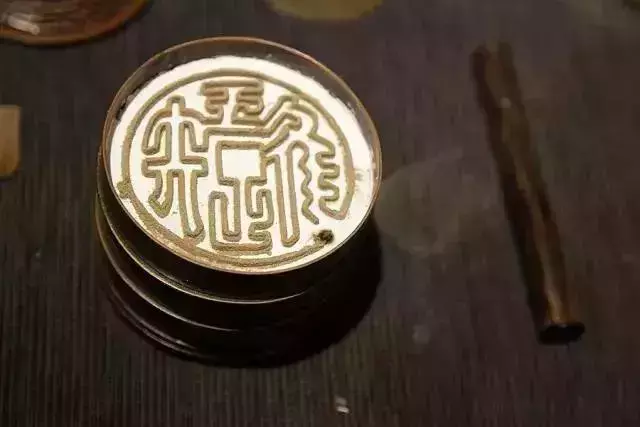 别有情趣的香炉,燃尽后的香灰是一幅画!
