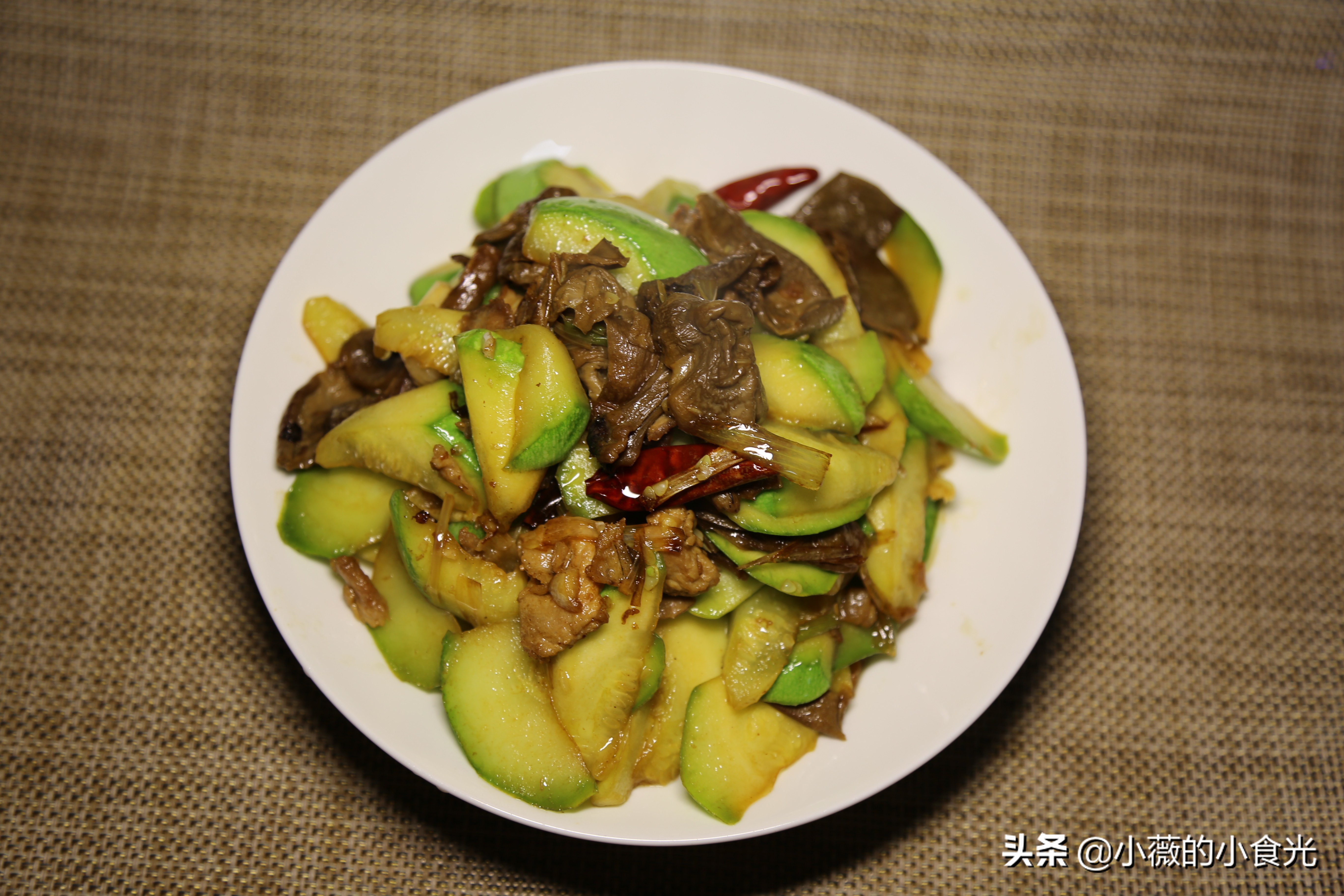 蘑菇的别样新做法，一起看看，干蘑菇怎样泡发更能激发出它的鲜味