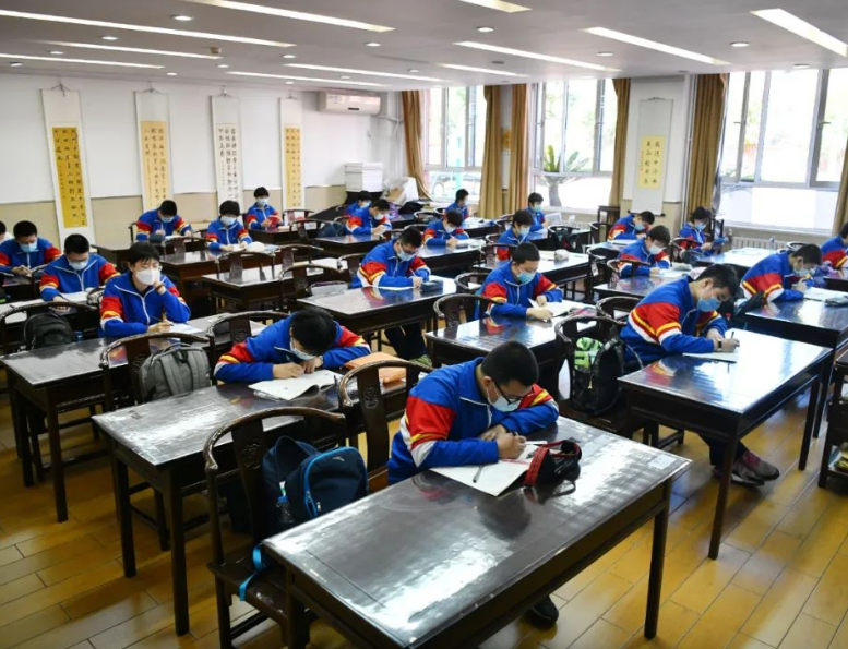 民办学校可能凉了？中小学要“民转公”，那私立老师要何去何从？