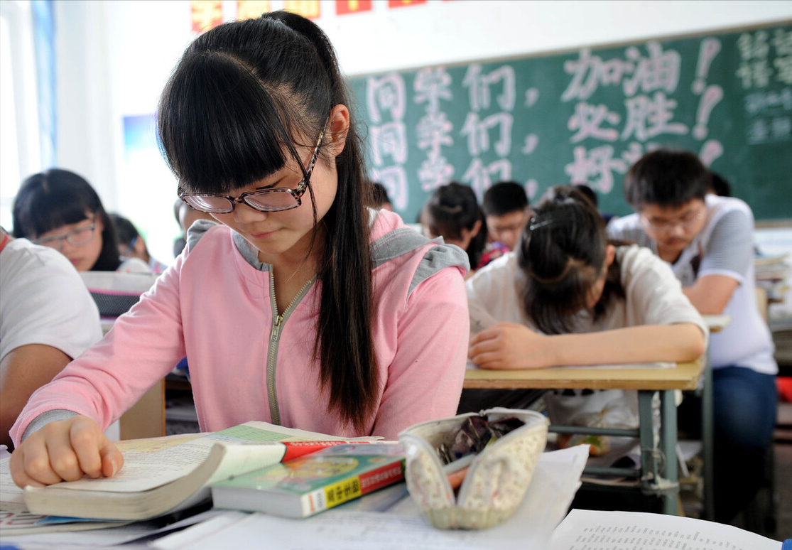 高考考生要求“更换”答题卡，遭监考老师拒绝，痛哭半小时也无用