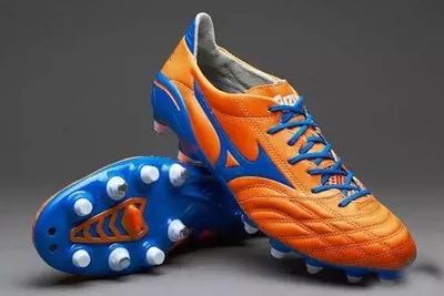 足球pu和超级纤维哪个好（如何挑选足球鞋？）