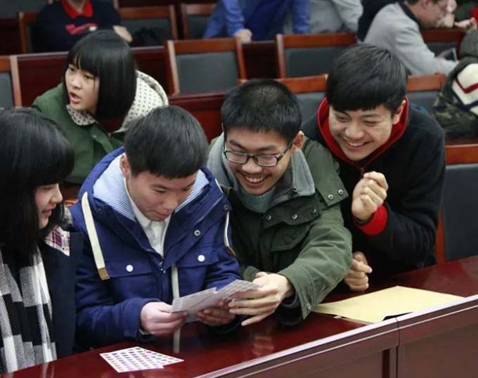 雅礼中学允许学生染发，还支持他们参加社团，今年高考成绩如何