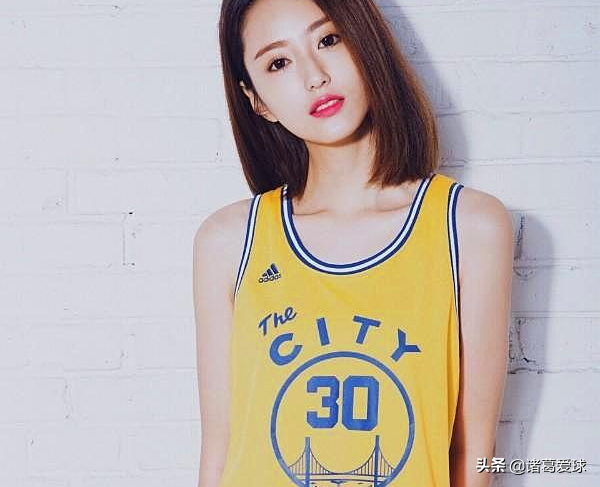 nba女神有哪些(八大NBA女主播合影谁最美，小楠女神范，美娜最招人)