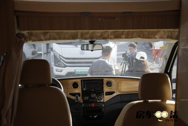 诺优新款乐途大额头房车，布局合理，空间舒适，售价52.8万元