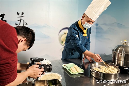 江苏广电总台《早安江苏》节目组走进南京商业学校