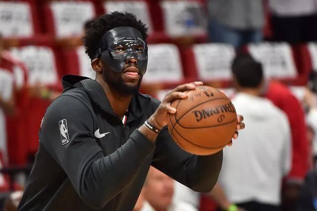 nba为什么禁带面具(NBA那些被明令禁止的装备：乔丹AJ1鞋也被禁，黑面具不利裁判观察)
