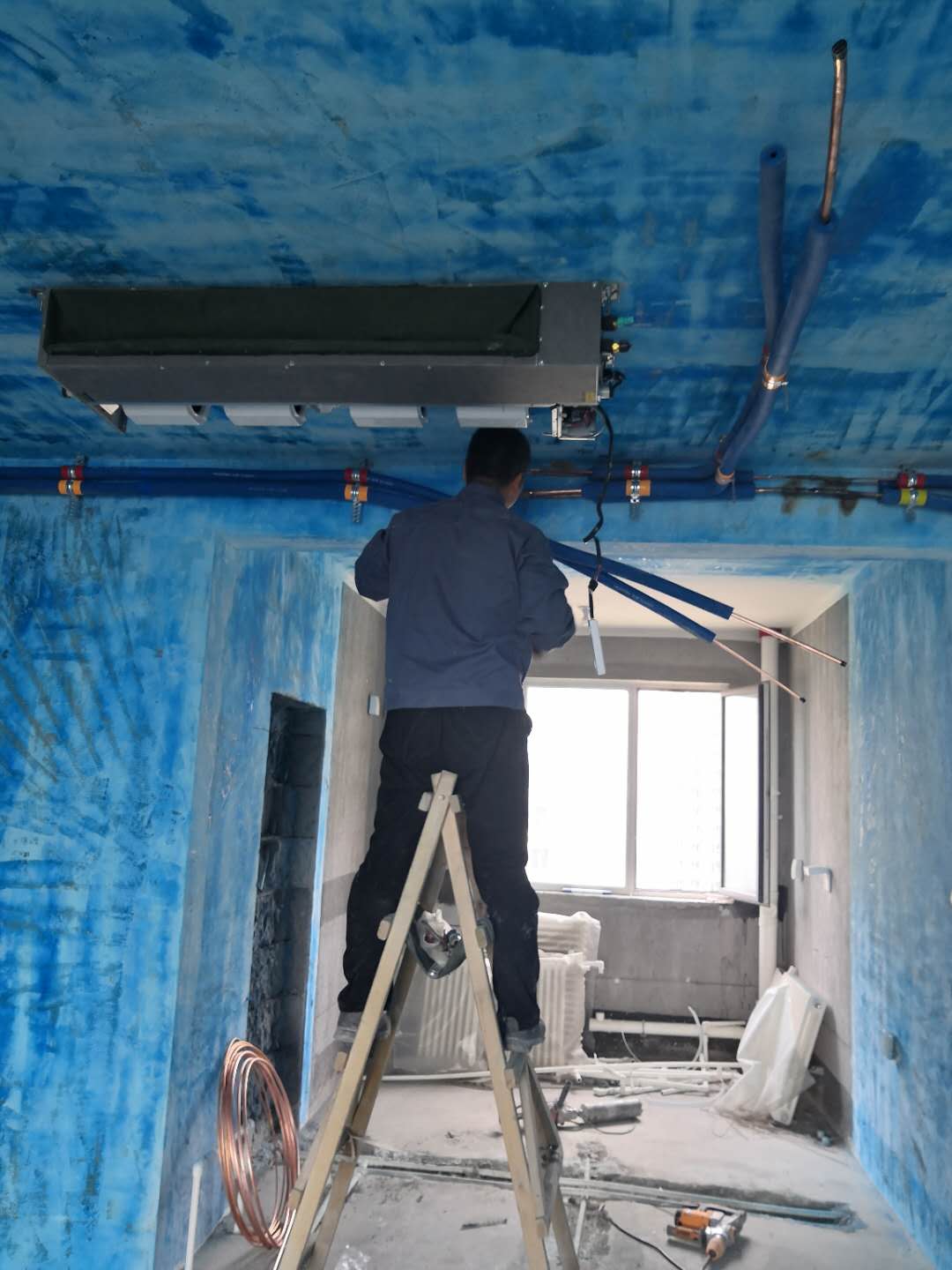 中央空调现场安装:三室两厅选用一拖四组合,花费2万性价比超高