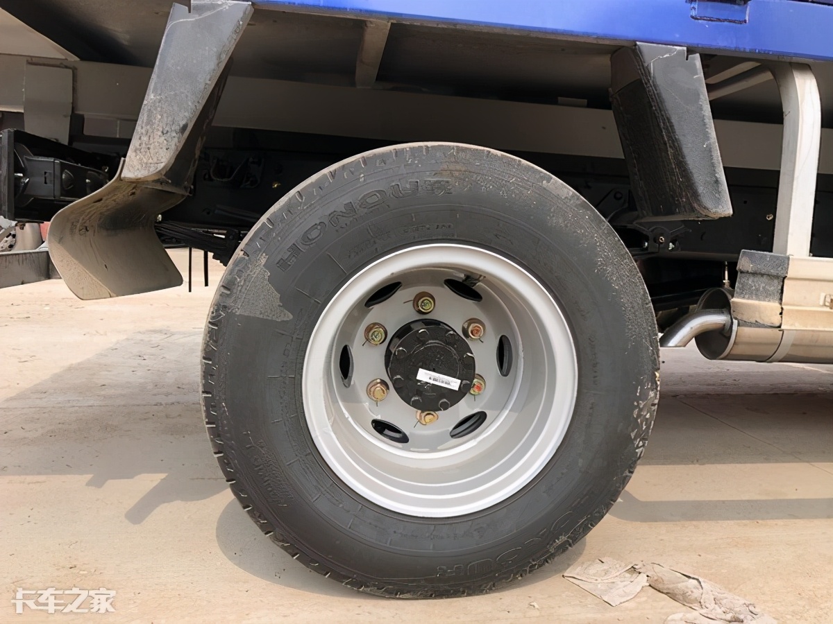狭窄街道运输优势明显，实拍时代金刚轻型渣土车