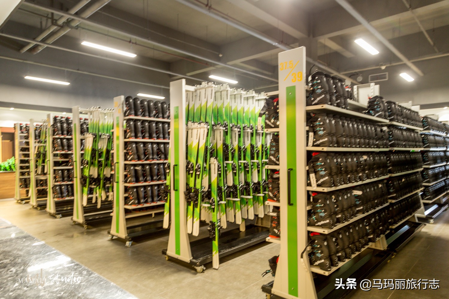 占地1万平米,兼具雪具租赁,快速支付,餐饮中心,快速淋浴,休闲观光,vip